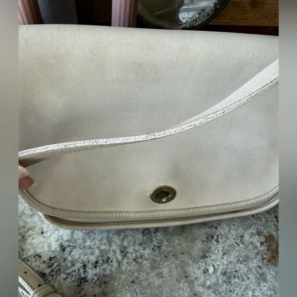 Vintage Coach Court Bag 9790| Cream Leather Crossbody Turnlock| USA Made - Picture 8 of 9